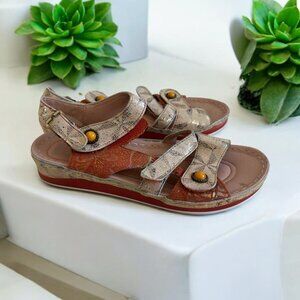 L'ARTISTE Orange Patterned Flat Sandals Size 9 / 39